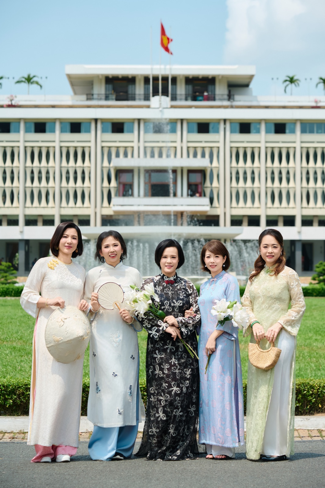 Chụp ảnh nhóm bạn - khoảnh khắc vui vẻ