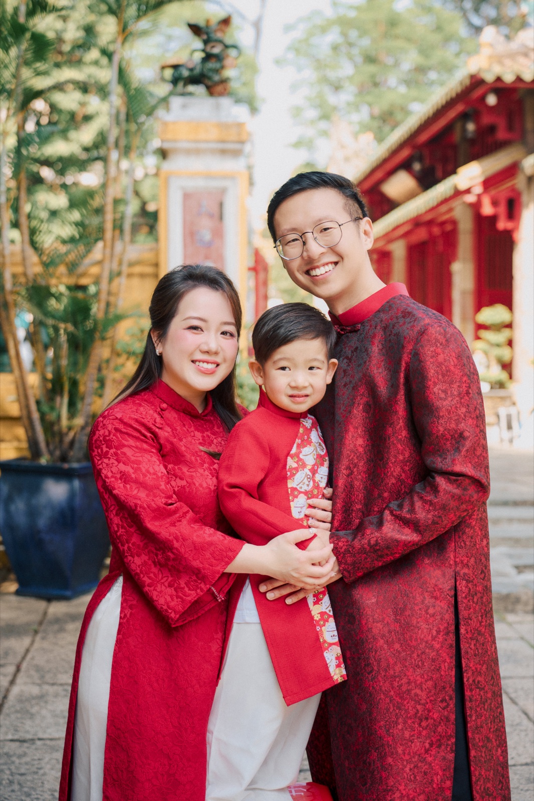 不熟悉镜头的人如何摆奥黛 (Áo Dài) 拍照姿势 2026